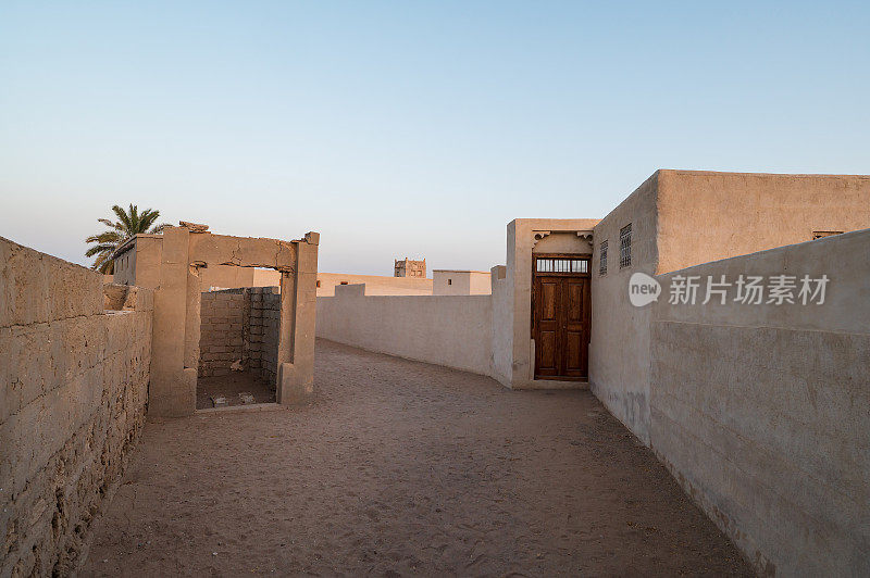 在al Jazirah al Hamra的Ras al Khaimah遗产村充满了旧式物品的废墟